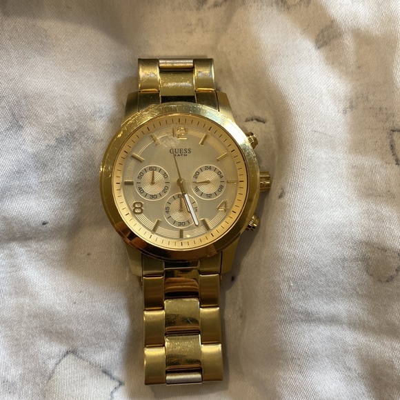 Large gold Guess watch - Picture 5 of 6
